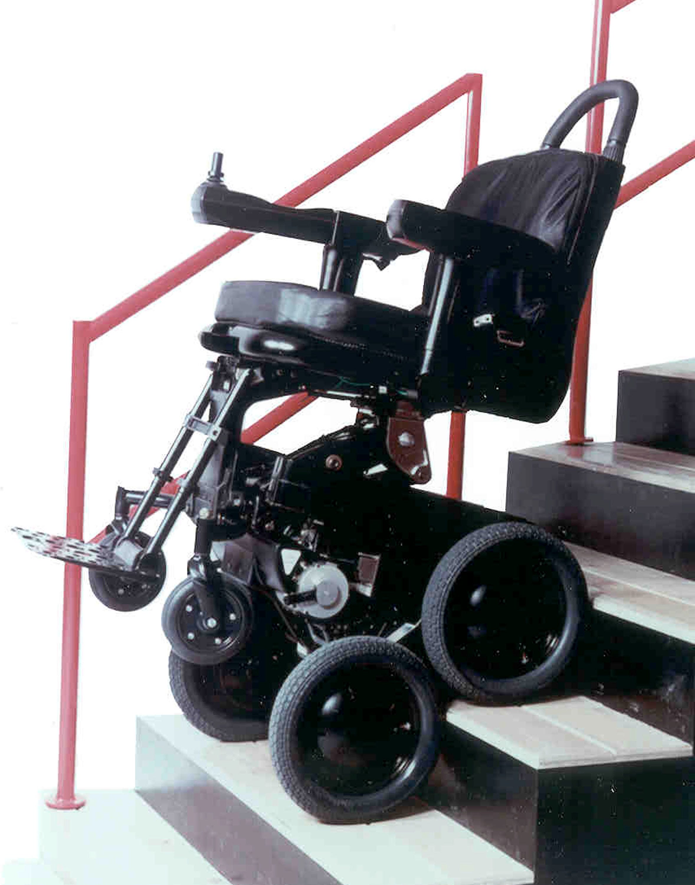 Шагающее кресло. Армед h033d инвалидная электроколяска. Инвалидная коляска для подъема по лестнице. Кресло-коляска для инвалидов для подъема по лестнице. Электроколяска для инвалидов шагающая по лестнице.